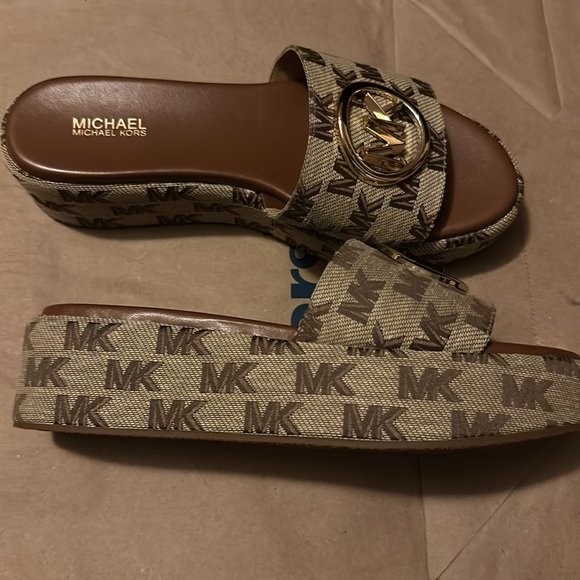Authentic Michael kors platform sandal - Picture 5 of 5